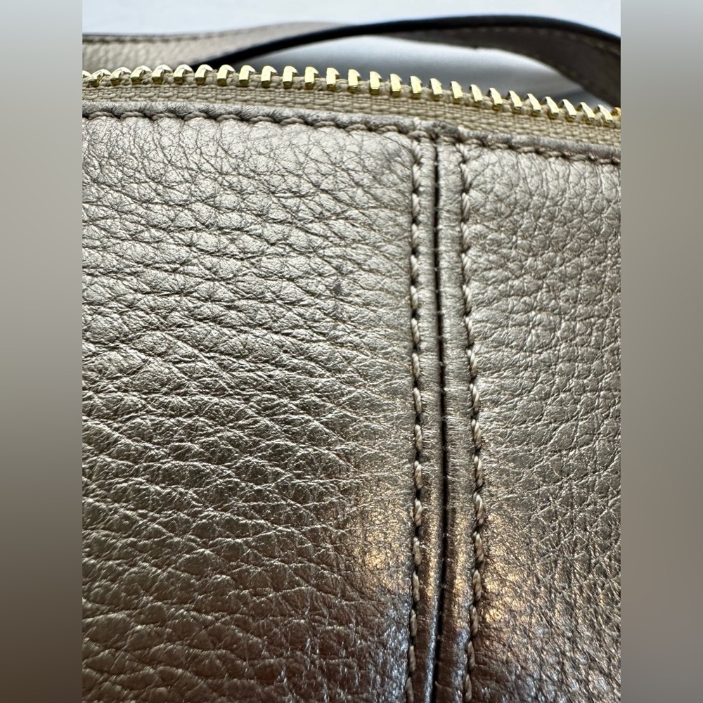 B. Makowsky Metallic Gold Leather Crossbody/Shoulder Bucket Turlock Bag in Gold - Picture 14 of 16
